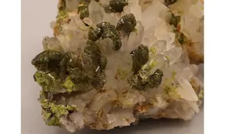 Epidote sur quartz